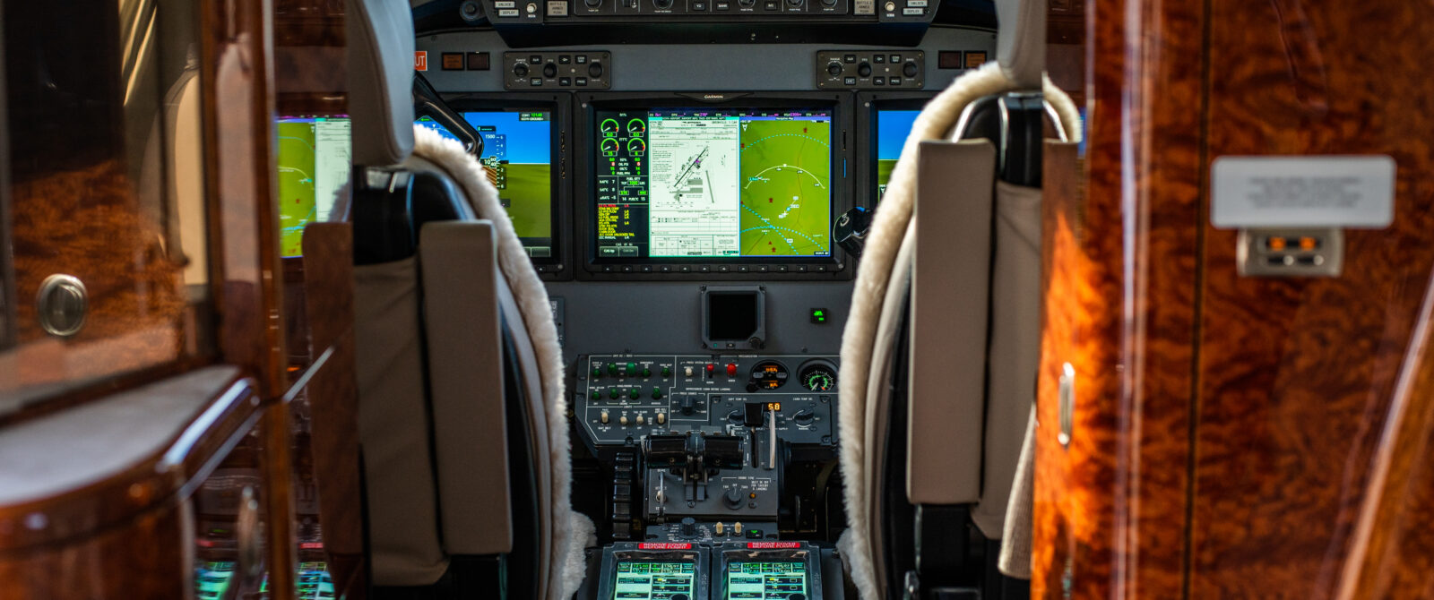 Cockpit and avionics in a private jet